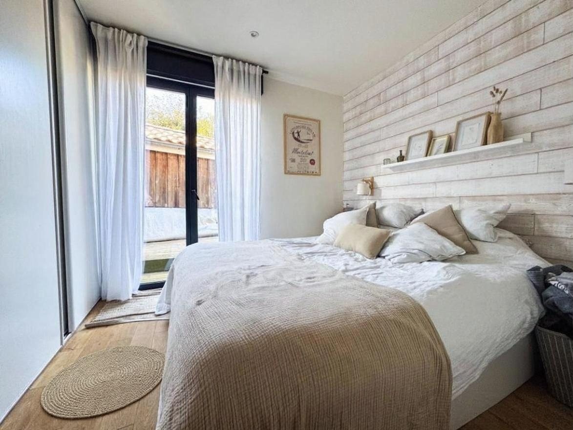 Chambre avec lit double et accès direct à la terrasse