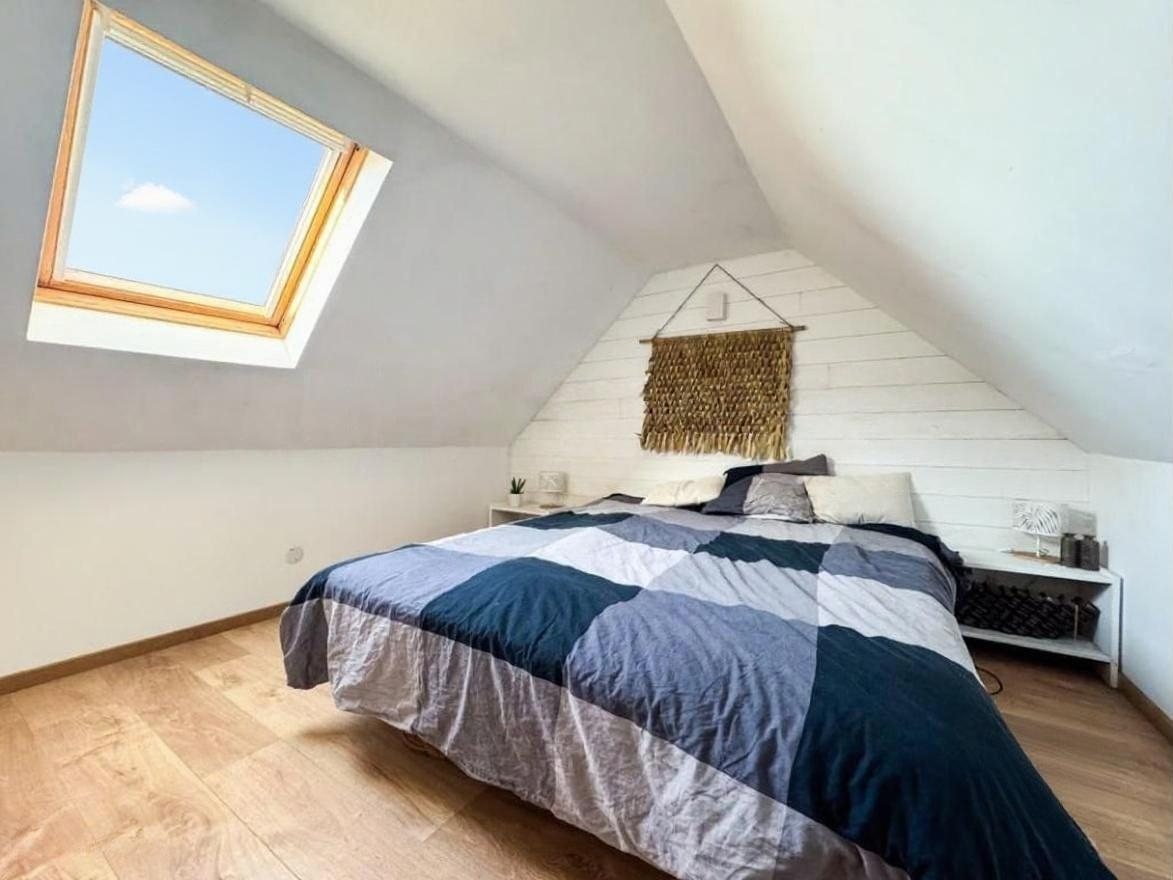 Chambre sous combles avec lit double