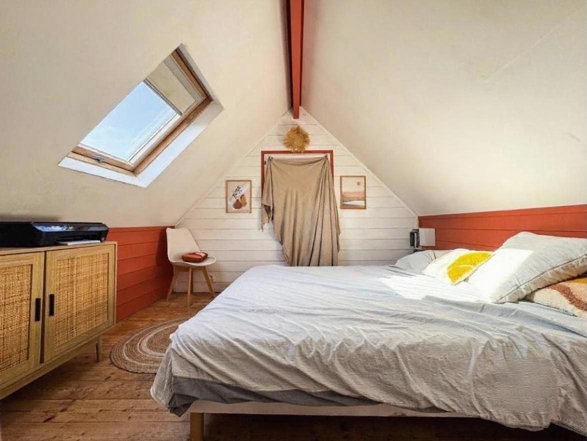 Chambre sous combles avec lit double et velux