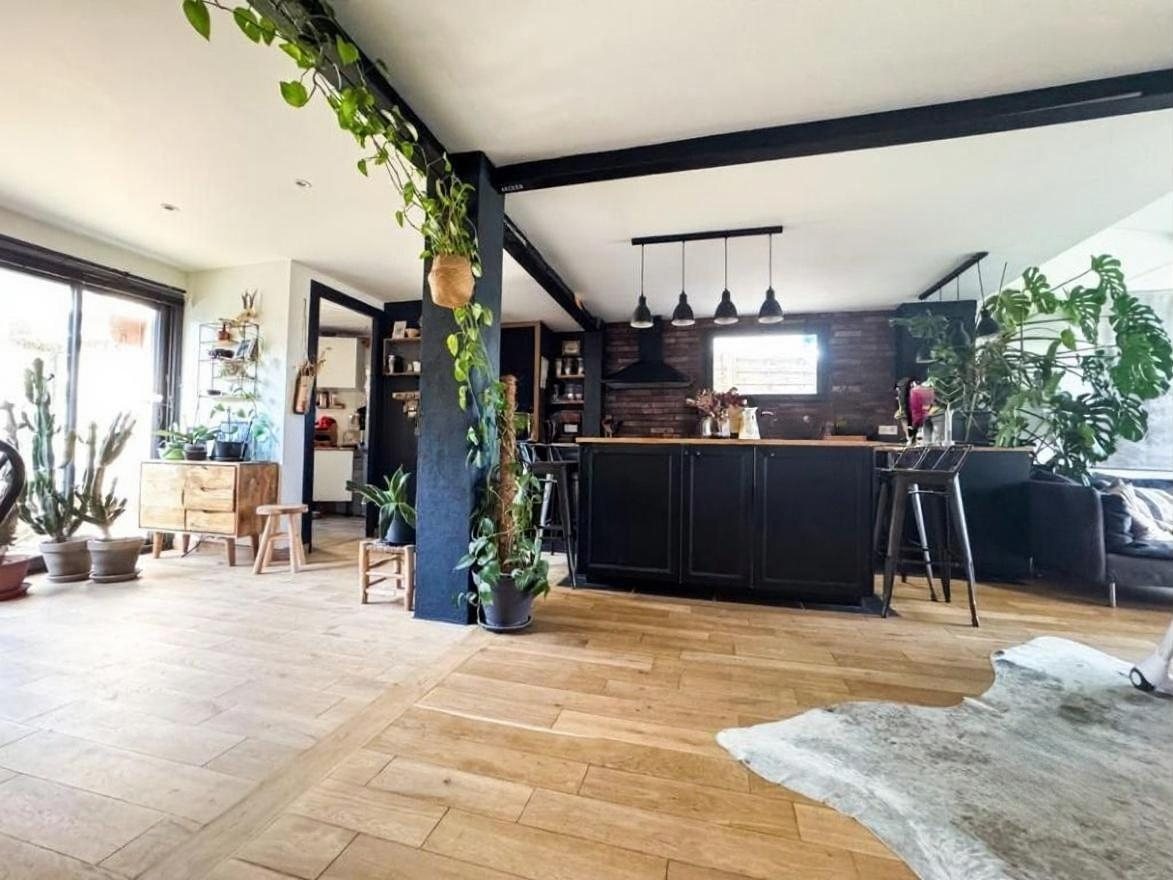 Cuisine ouverte avec îlot et tabourets de bar
