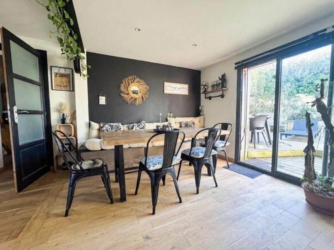 Salle à manger avec grande table et banquette
