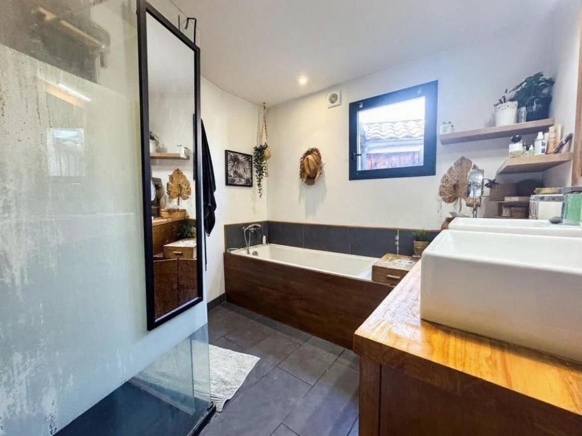 Seconde salle de bain avec double vasque et baignoire